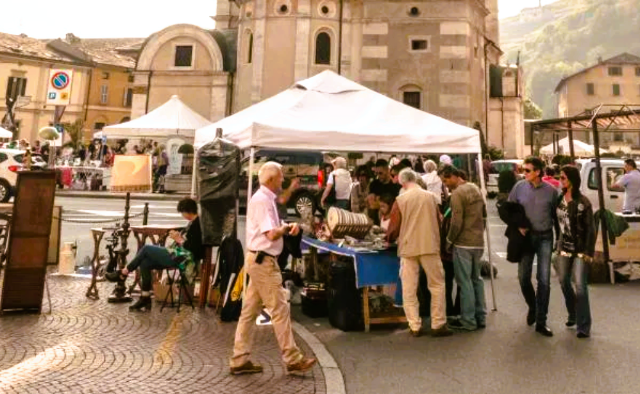 Mercatino degli hobbisti in Piazza Basilica